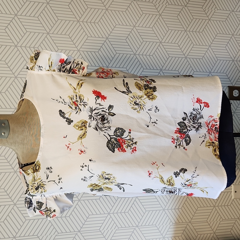 4 for $19 SHEIN Curve White Floral Flutter Sleeve Blouse | Size 1X